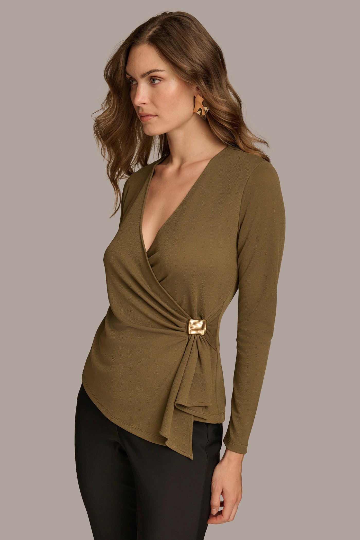 V NECK TOP WITH HARDWARE