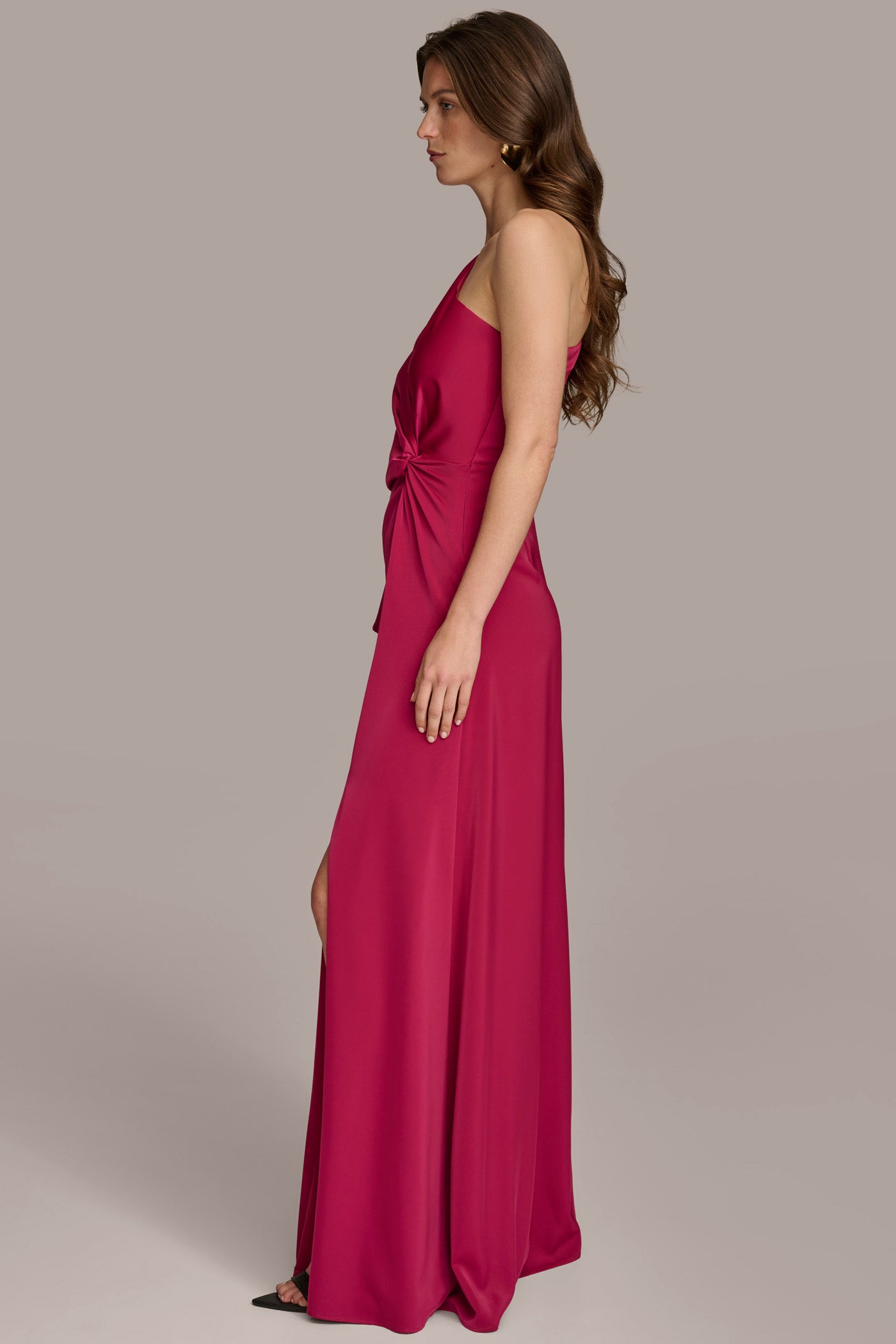 ONE SHOULDER GOWN WITH SLIT