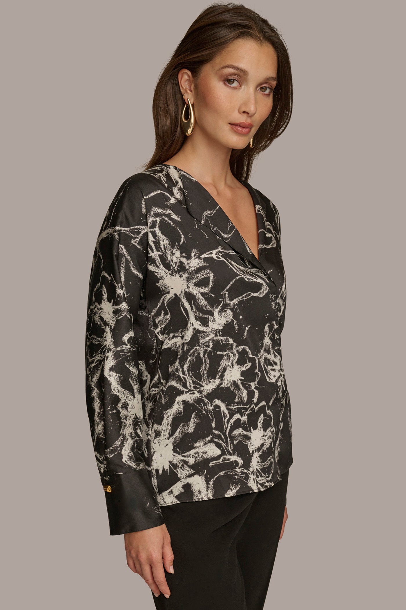 PRINTED LONG SLEEVE V-NECK BLOUSE