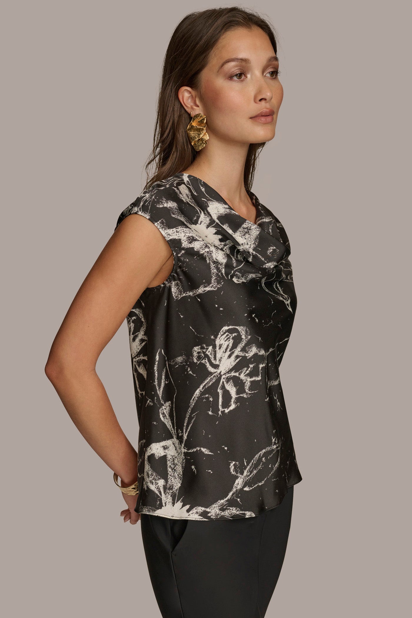 PRINTED SLEEVELESS COWL NECK BLOUSE